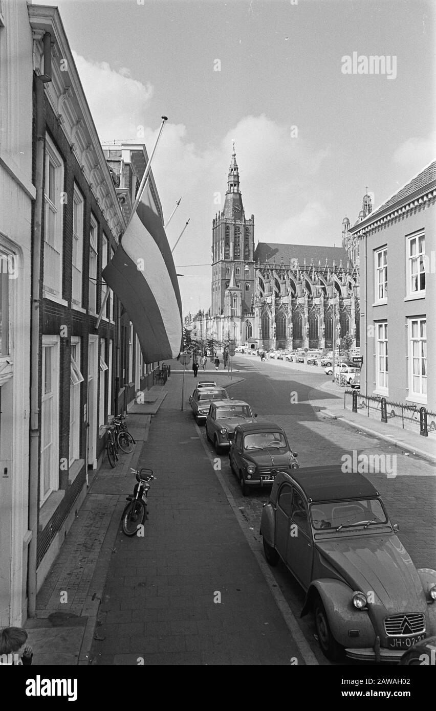 Mgr. Bekkers deceased, Den Bosch mourning, flags at half-mast, the background St. John Date: May 9, 1966 Location: Den Bosch Keywords: FLAGS Person Name: Bekkers, W. M. Institution Name: St. John's Cathedral Stock Photo