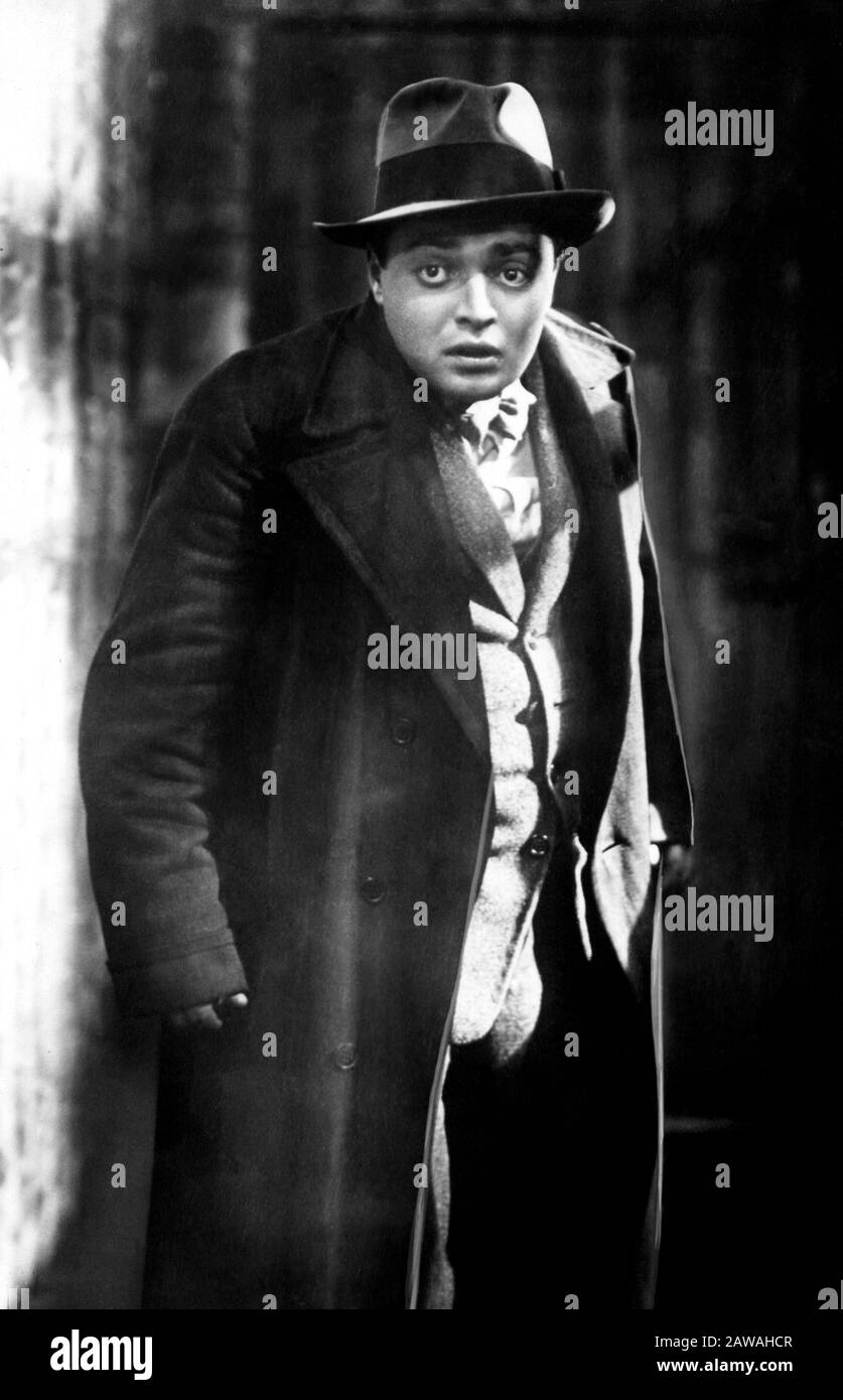 1931 , GERMANY : The actor PETER LORRE  ( 1904 – 1964 ) , pubblicity still  for M ( M Il mostro di Düsseldorf ) by FRITZ LANG , from a script by Thea Stock Photo