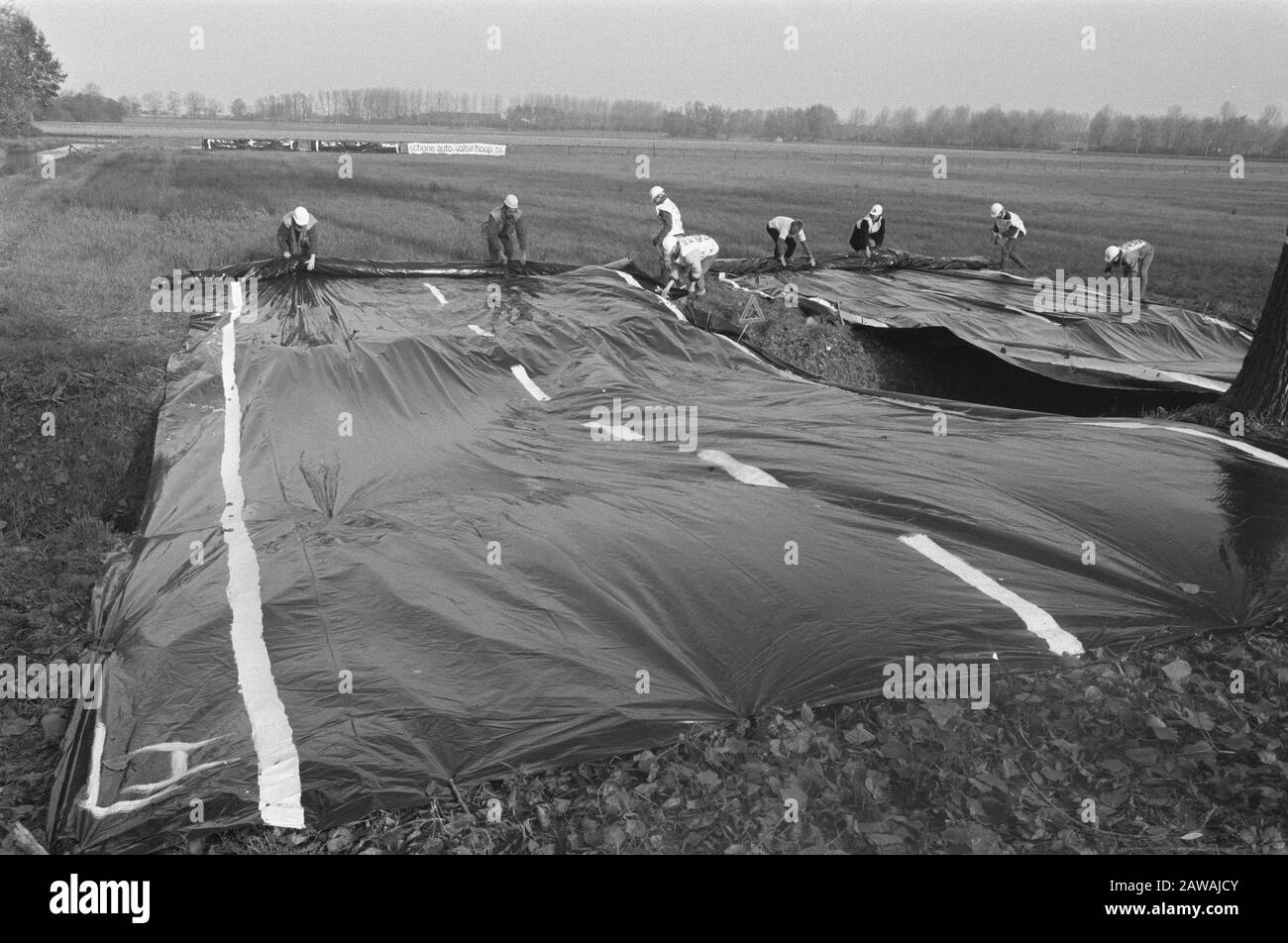 Friends of protests against construction West Beach Road 2nd Coentunnel plastic part put down to near Bee Park, Amsterdam Date: November 8, 1988 Location: Amsterdam, Noord-Holland Keywords: protests institution Name: Coentunnel Stock Photo