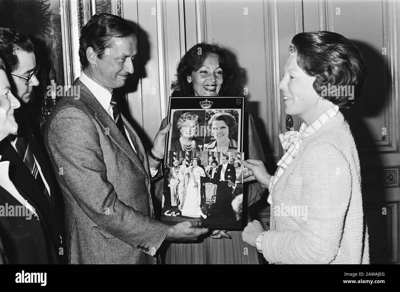 Queen Beatrix takes 1st LP of its inauguration in reception; Queen ...