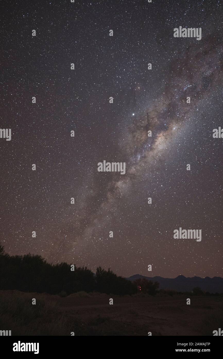 Milky way over desert hi-res stock photography and images - Alamy