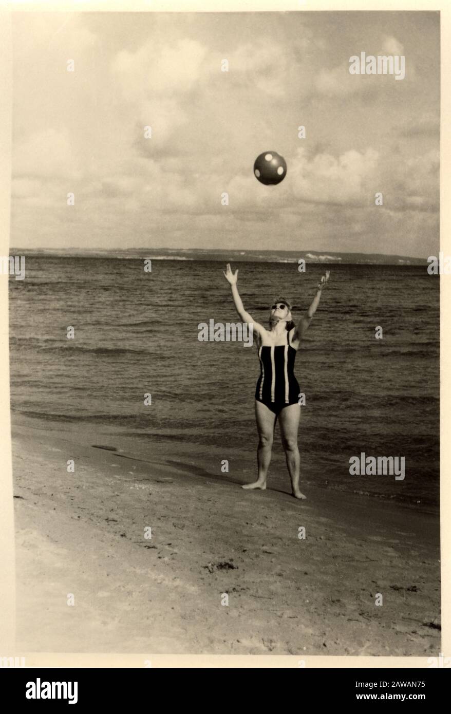 1950's , Baltic Sea , GERMANY : Sun bathers at beach - sand  - swimming  - GERMANIA  - FOTO STORICHE - HISTORY - GEOGRAFIA - GEOGRAPHY  - Archivio GBB Stock Photo