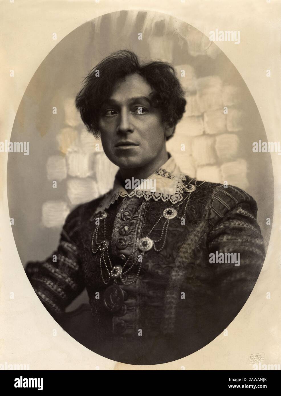 1919 ca , MILANO , ITALY : The most celebrated italian theatre actor RUGGERO RUGGERI ( 1871 - 1953 ) in HAMLET ( AMLETO ) by WILLIAM SHAKESPEARE . Pho Stock Photo