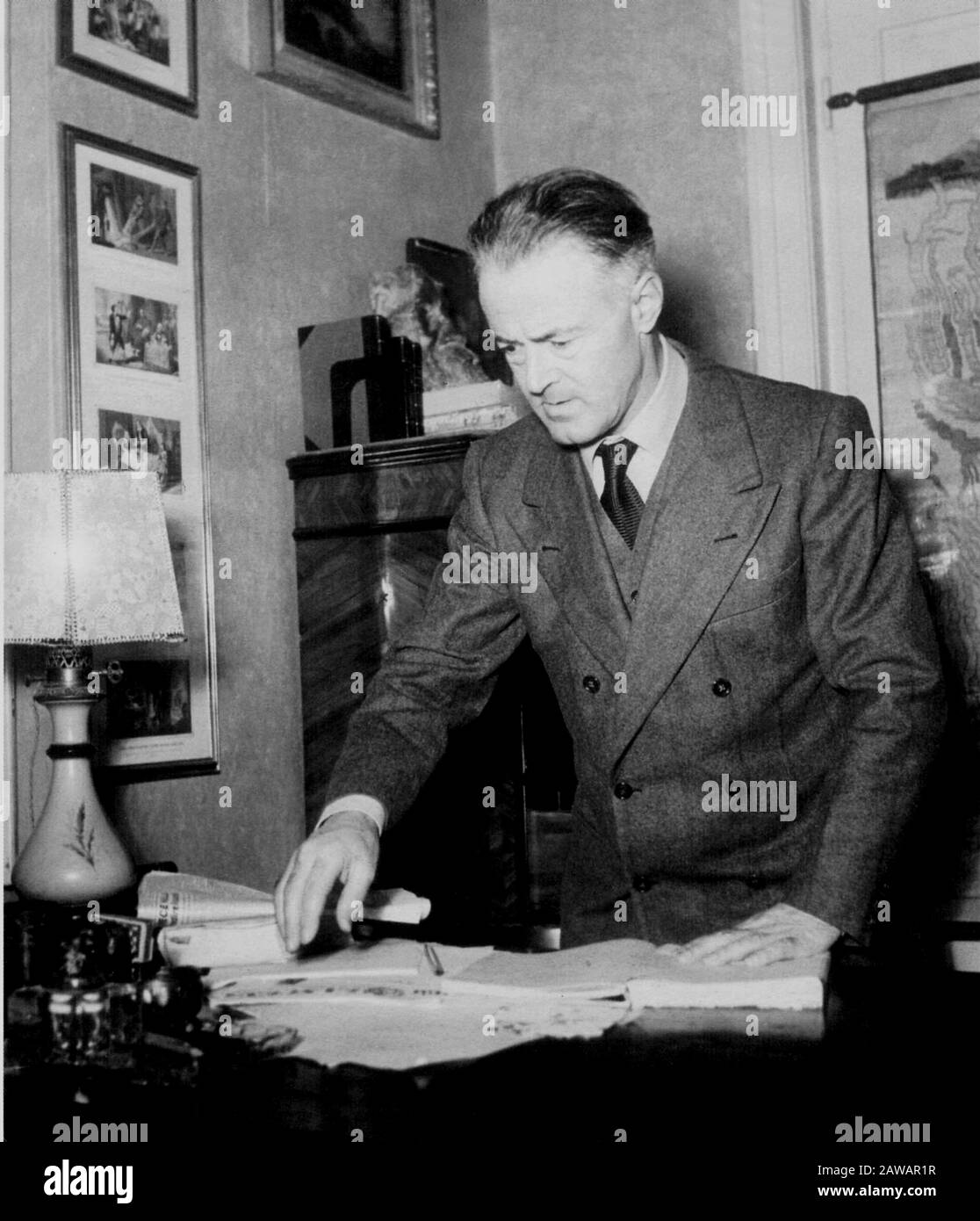 1950 ca , ROMA , ITALY : The italian  judge , playwriter , poet , writer UGO BETTI  ( 1892 - 1953 ) at home in Rome ( in Via Orazio ) .  Friend of wri Stock Photo