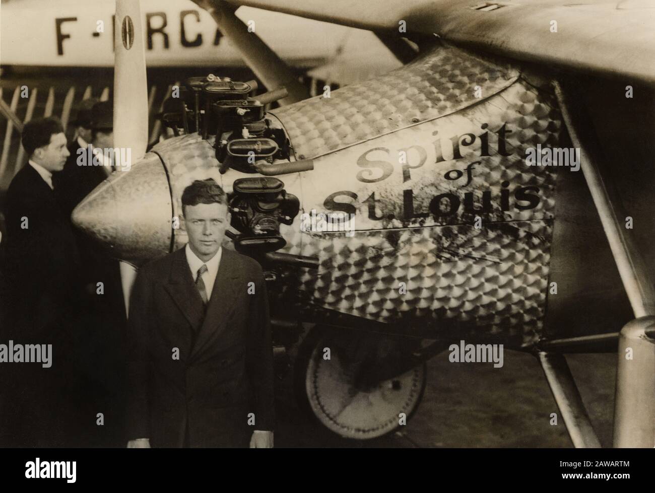 1927 , may , PARIS , FRANCE : The american aviator hero Charles Augustus LINDBERGH ( Detroit 1902 - Maui Isle , Hawai 1974 ) with the SPIRIT OF SAINT Stock Photo