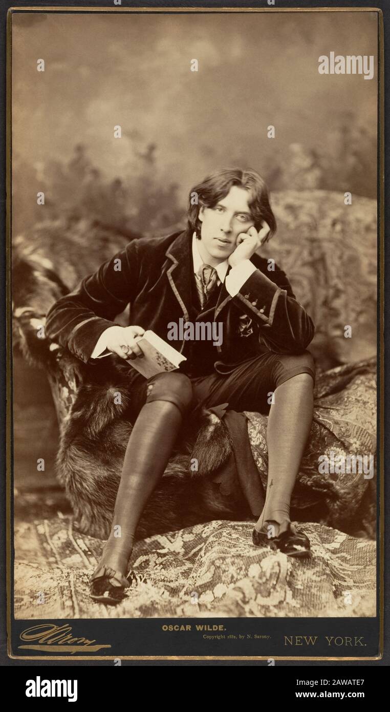 1882 , New York , USA : The irish writer and dramatist OSCAR WILDE ( 1854 -  1900 ) , photo by Napoleon Sarony , New York - SCRITTORE - LETTERATURA  Stock Photo - Alamy