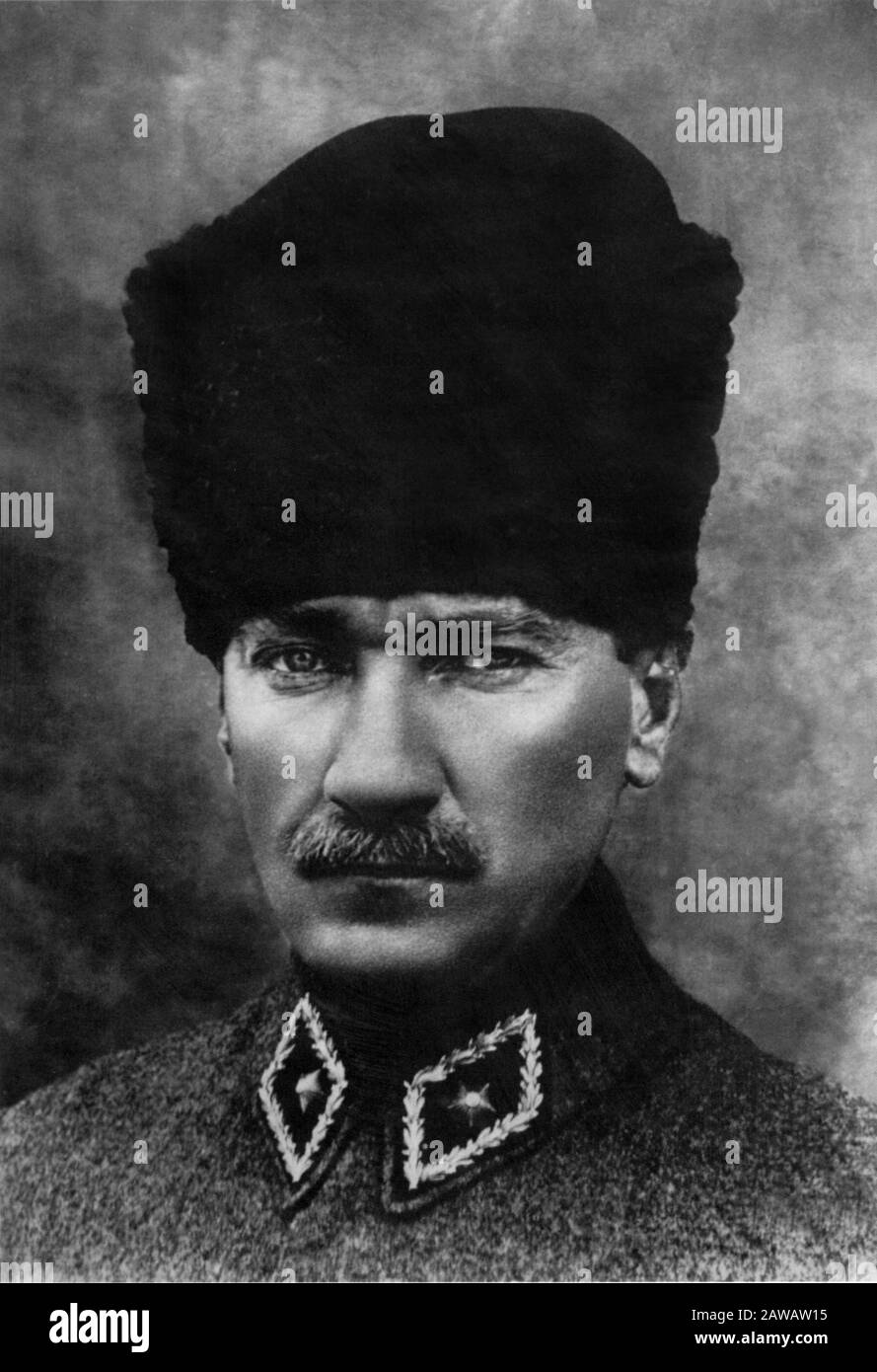 1920 ca ,TURKEY : The Turkish politician Mustafa Kemal Atatürk ( 1881 -  1938 ) as the Supreme Military Commander , official portait . President of  Re Stock Photo - Alamy