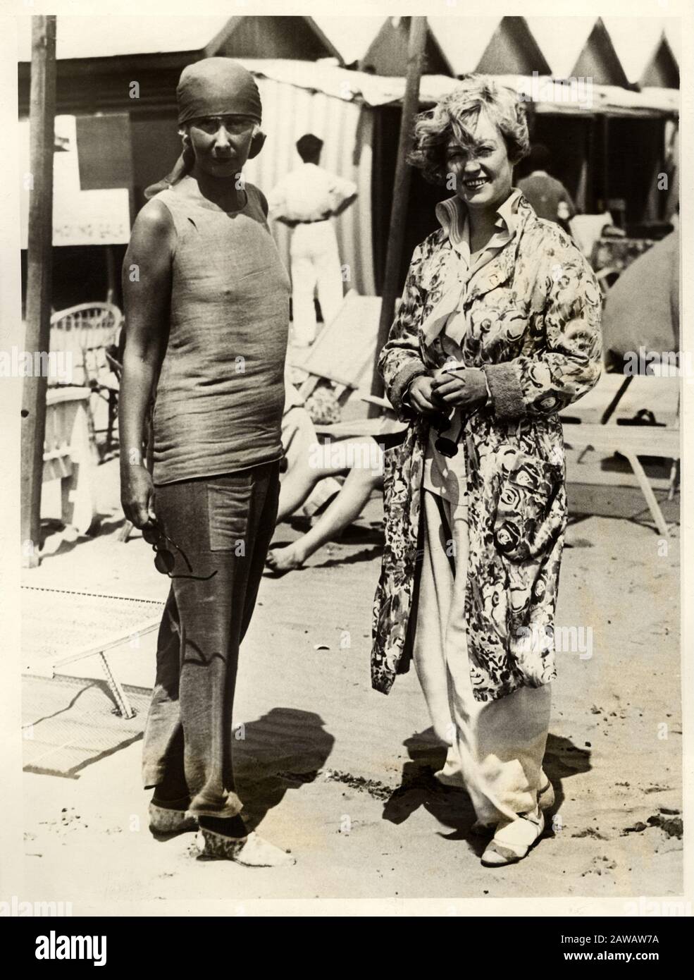 1928 , august , LIDO DI VENEZIA , ITALY : The celebrated baronesse OLGA DE MEYER and , at right, the Hollywood Star actress MARION DAVIES ( 1897 - 196 Stock Photo