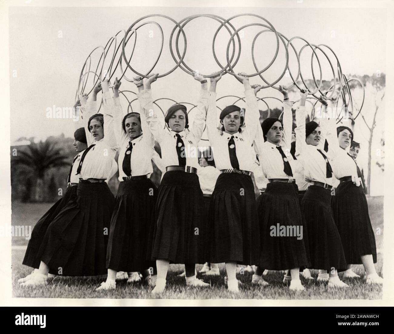 Giovani italiane hi-res stock photography and images - Alamy, image size:1300x1101