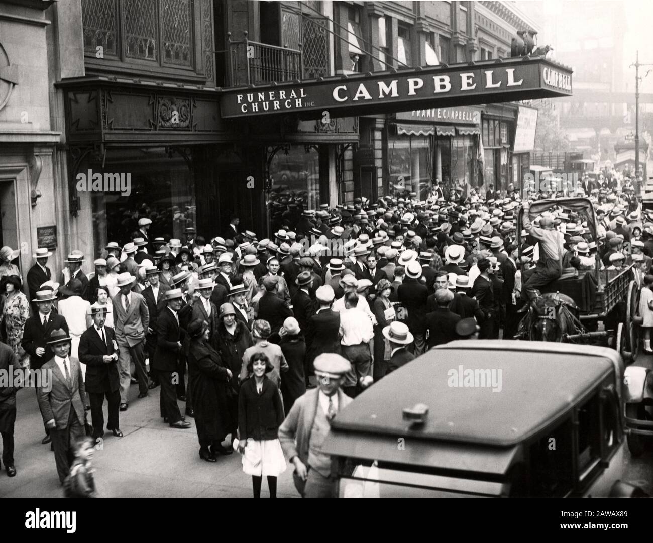 , NEW YORK , USA : After the death of silent movie actor RUDOLPH VALENTINO ( 1895 - 1926 ) the coffin was exposed at CHURCH CA Stock Photo - Alamy