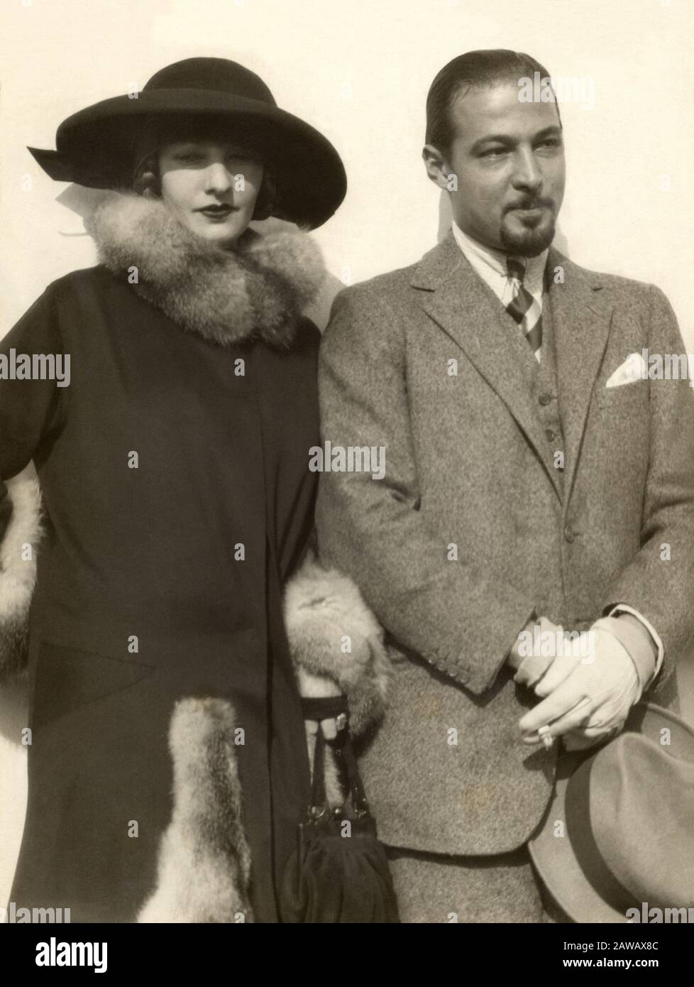 1924 , november , NEW YORK , USA : The italian silent movie actor RUDOLPH  VALENTINO ( 1895 - 1926 ) with wife NATACHA RAMBOVA ( 1897 - 1966 ) arrivi  Stock Photo - Alamy