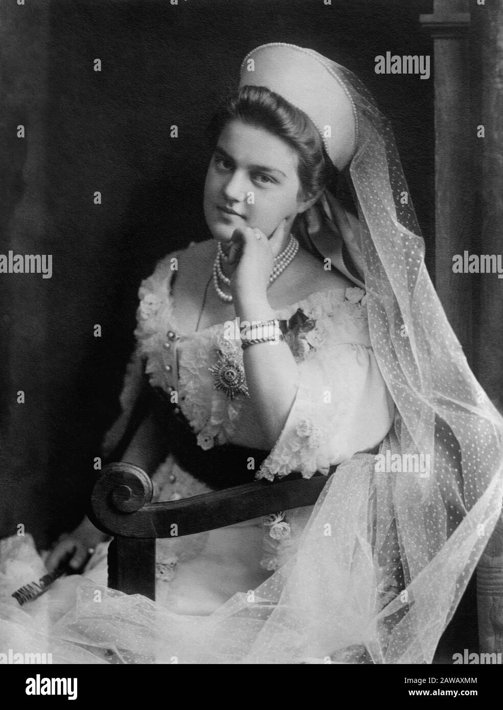 1908 ca, RUSSIA : The Grand Duchess Maria Pavlovna of Russia ( 1890 – 1958 ) wearing the traditional dress of ladies of the Russian Imperial court . Stock Photo