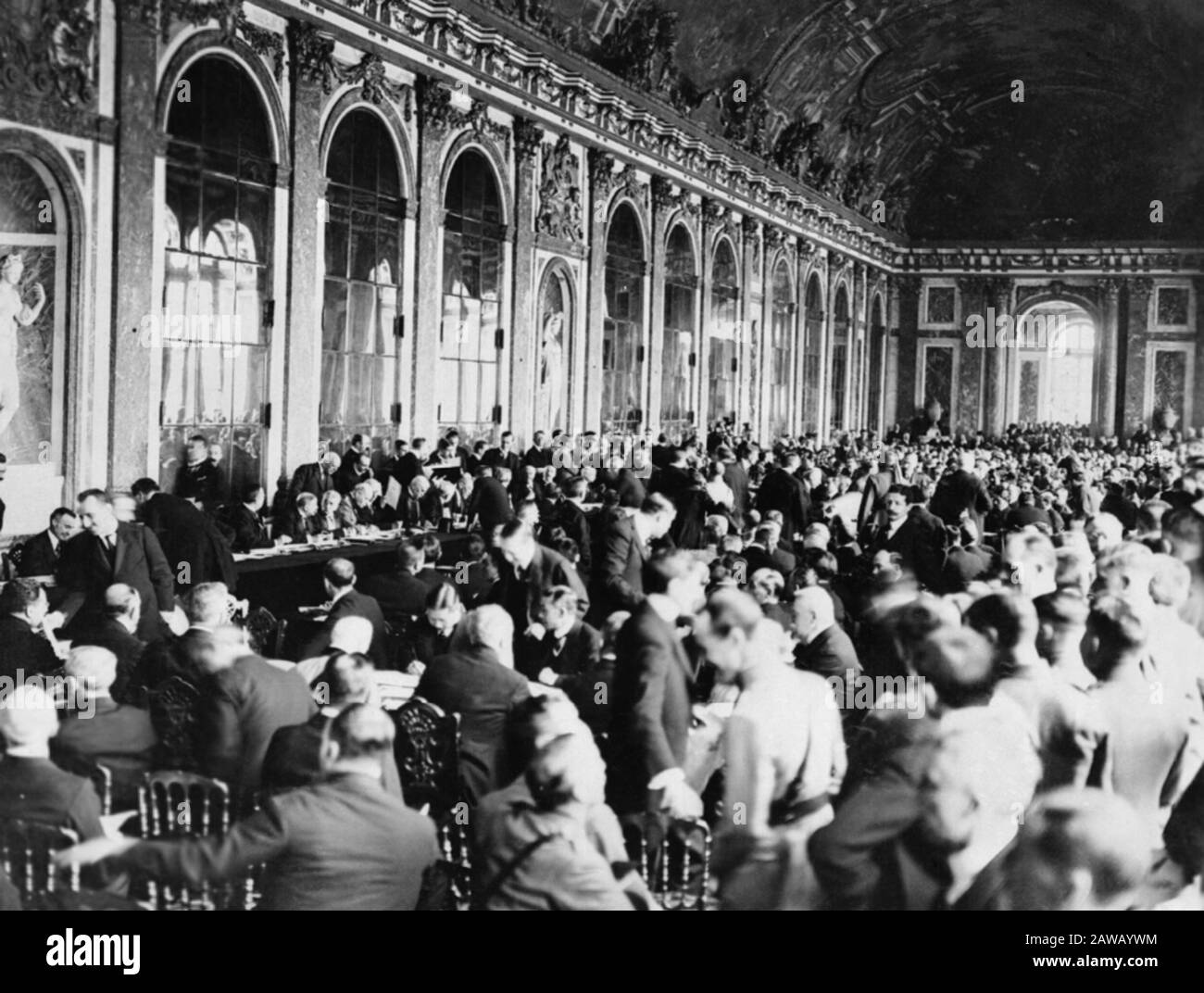 1919 , 28 june , FRANCE : The  Signing of Peace Treaty of Versailles  in the Hall of Mirrors  28 June 1919,  at the end of World War I . - PEACE CONFE Stock Photo