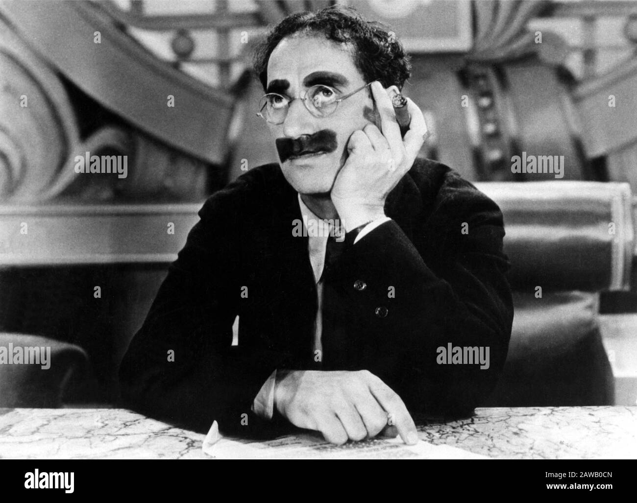 1939 ca, HOLLYWOOD , USA : GROUCHO MARX ( 1895 - 1977 ) of The Marx Brothers , publicity still  - FRATELLI MARX - sigaro - cigar - CINEMA - FILM - por Stock Photo