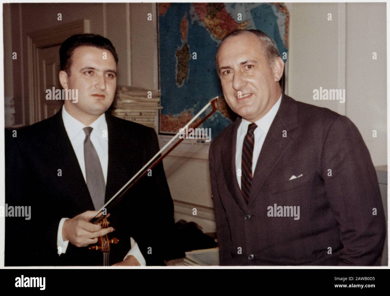 1964 , april , NEW YORK , USA : Marchese VITTORIO Cordero Lanza  DI MONTEZEMOLO ( 1917 - 1982 ) with italian violinist SALVATORE ACCARDO ( born in Tor Stock Photo