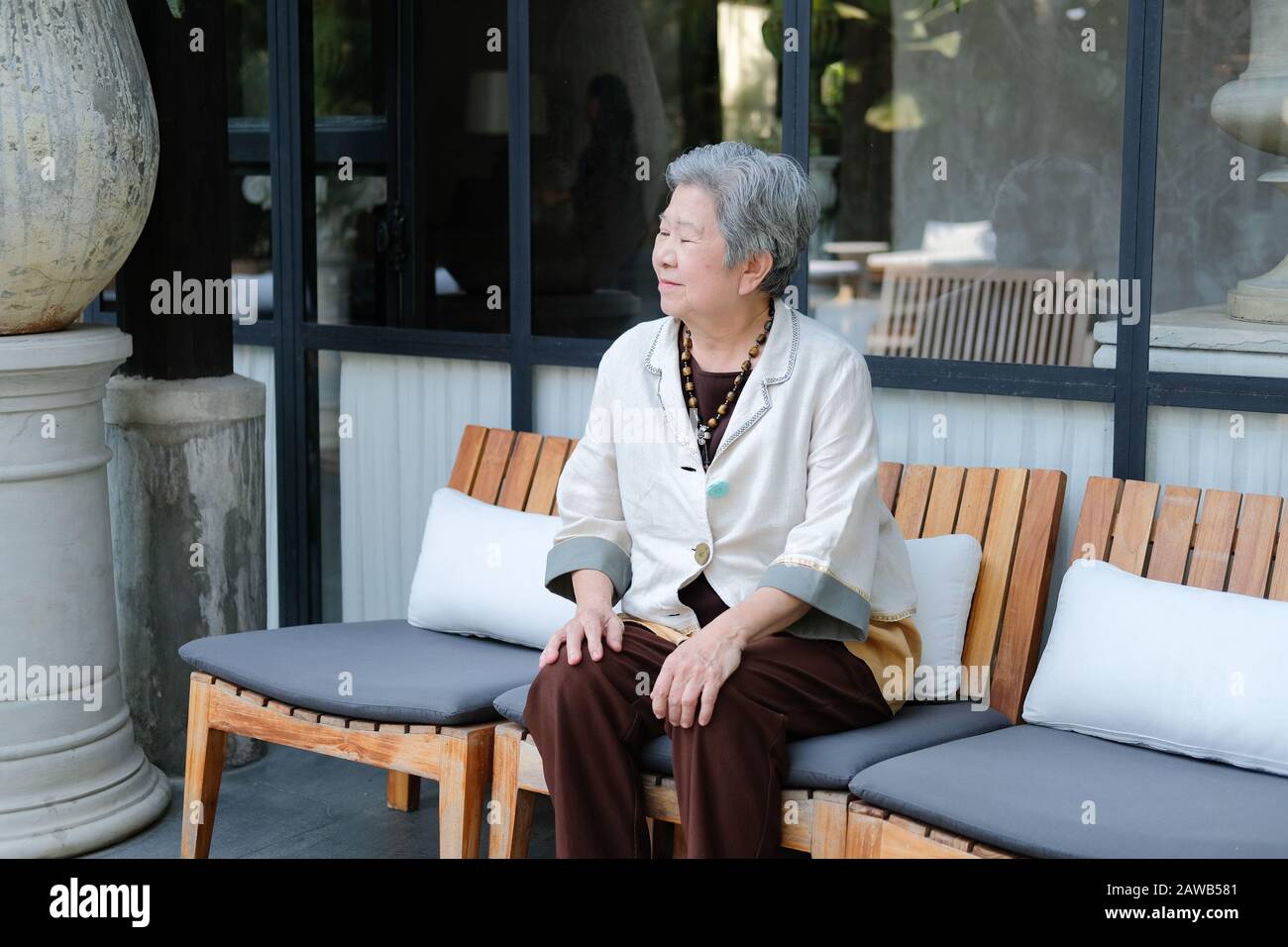 Elderly woman deck chair hi-res stock photography and images - Alamy