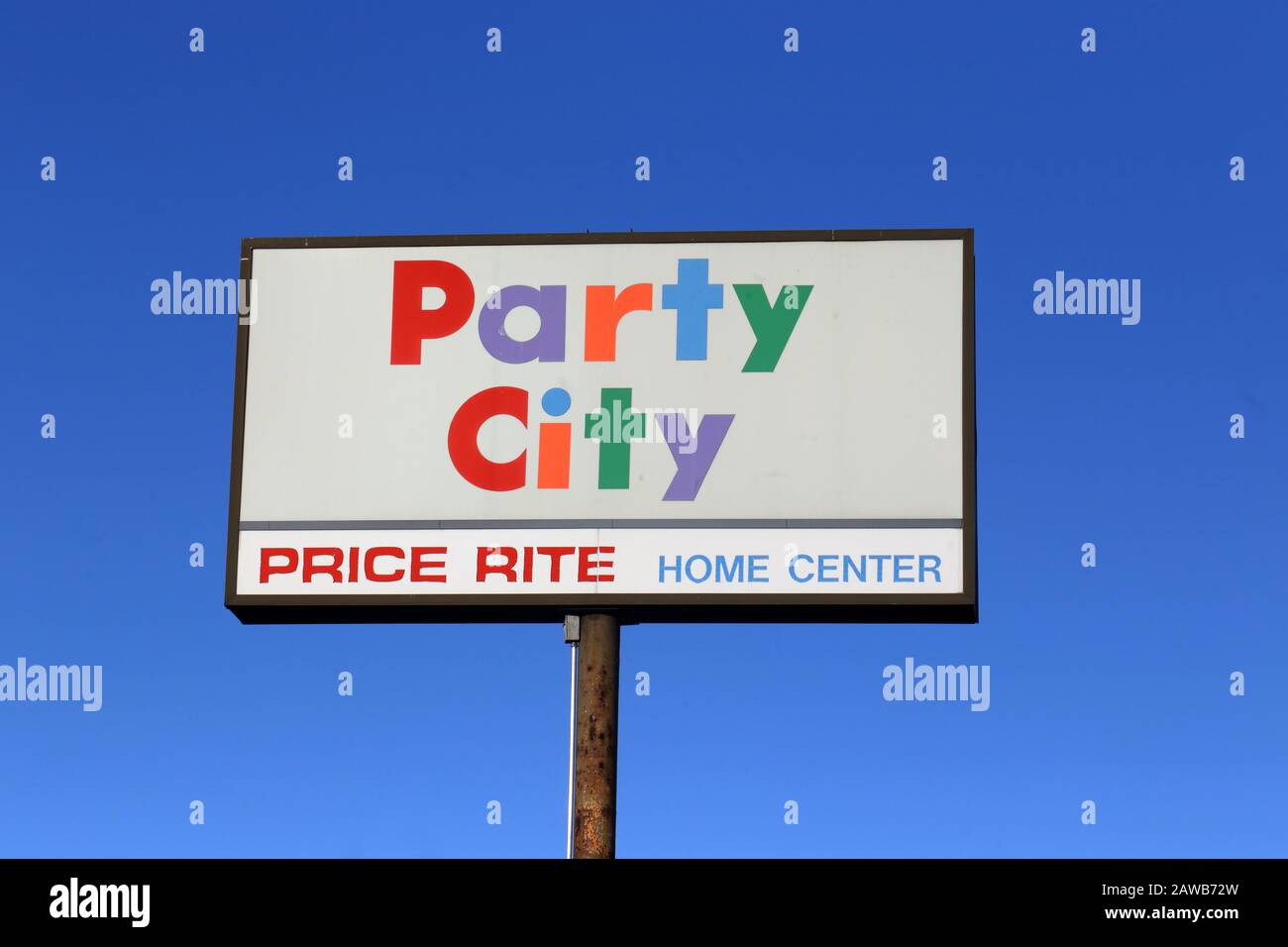A Party City price rite sign on a pole against a sunny, blue sky Stock Photo
