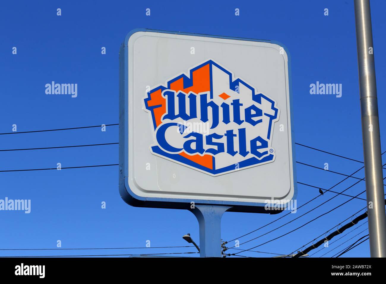 A White Castle sign on a pole against a sunny, blue sky Stock Photo