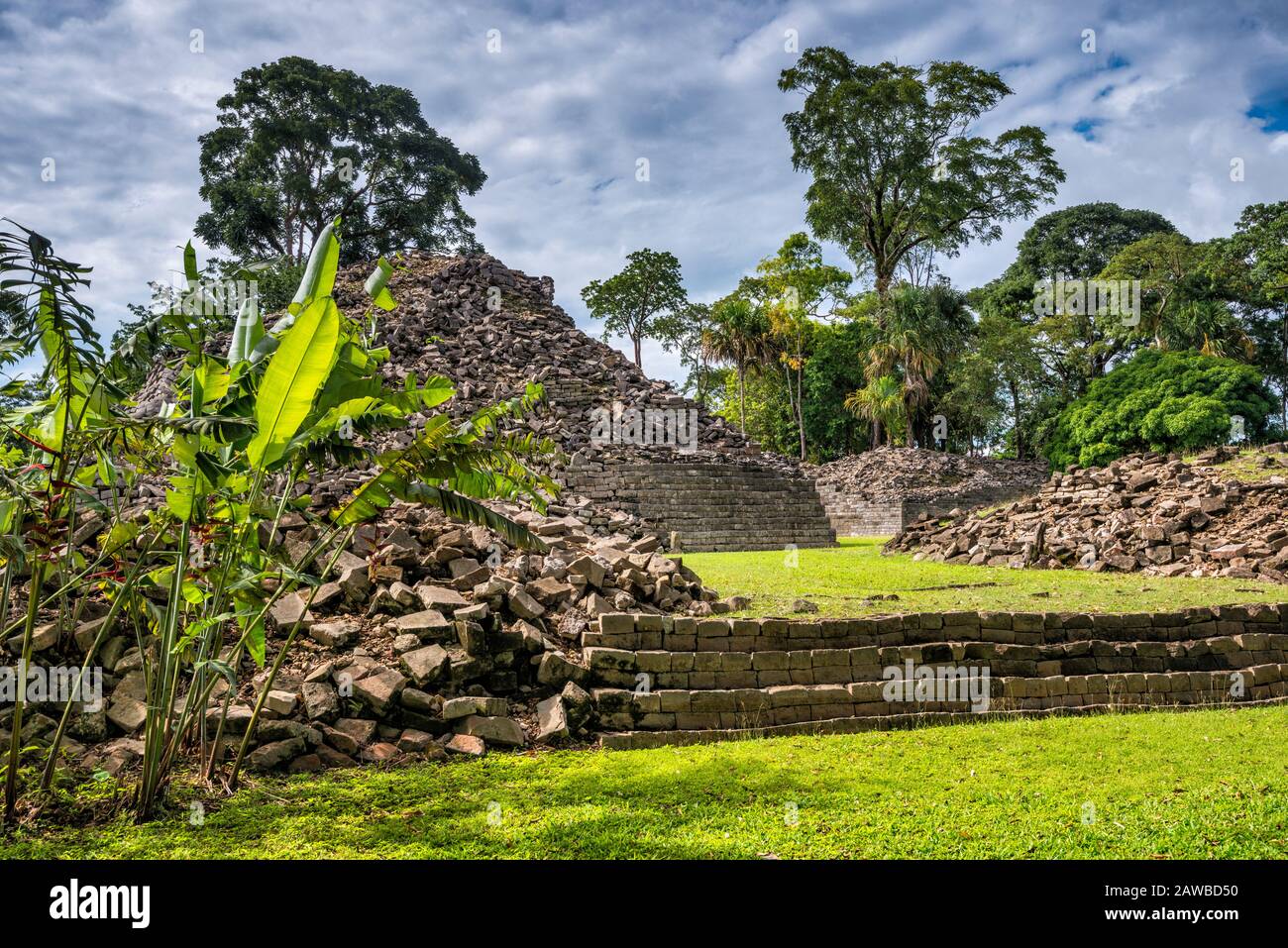 Structure 12 at Lubaantun, Maya ruins, rainforest in Maya Mountains, near village of San Pedro Columbia, Toledo District, Belize Stock Photo