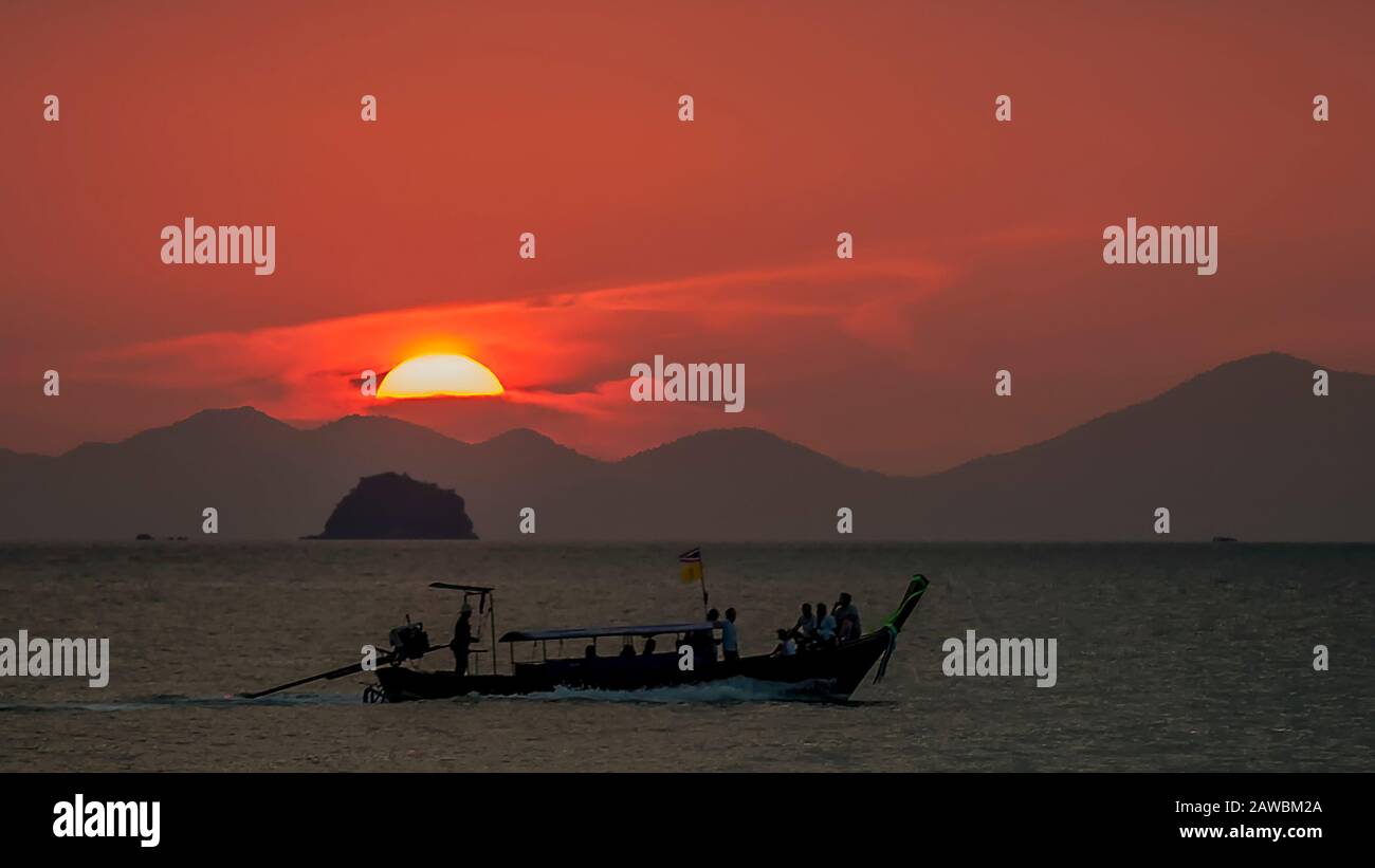 Long tail boat sailing hi-res stock photography and images - Alamy