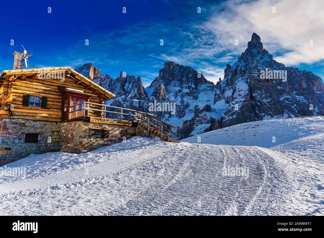chalet on the mountain with snow in winter Stock Photo - Alamy
