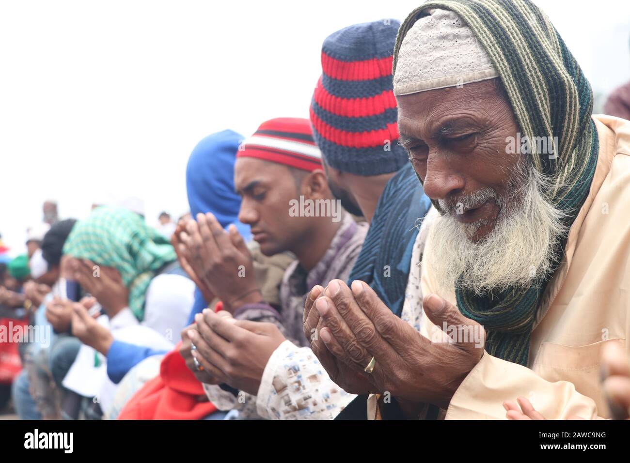 Jan. 2020 - Gazipur, Bangladesh - Muslim devotees gathered in Bishwa Istema at Tongi, Gazipur for the last day of second phase of the event which is t Stock Photo