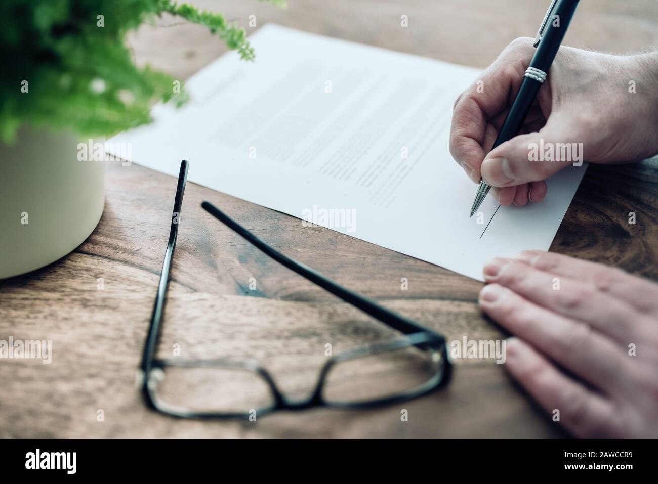 Signing table hi-res stock photography and images - Alamy