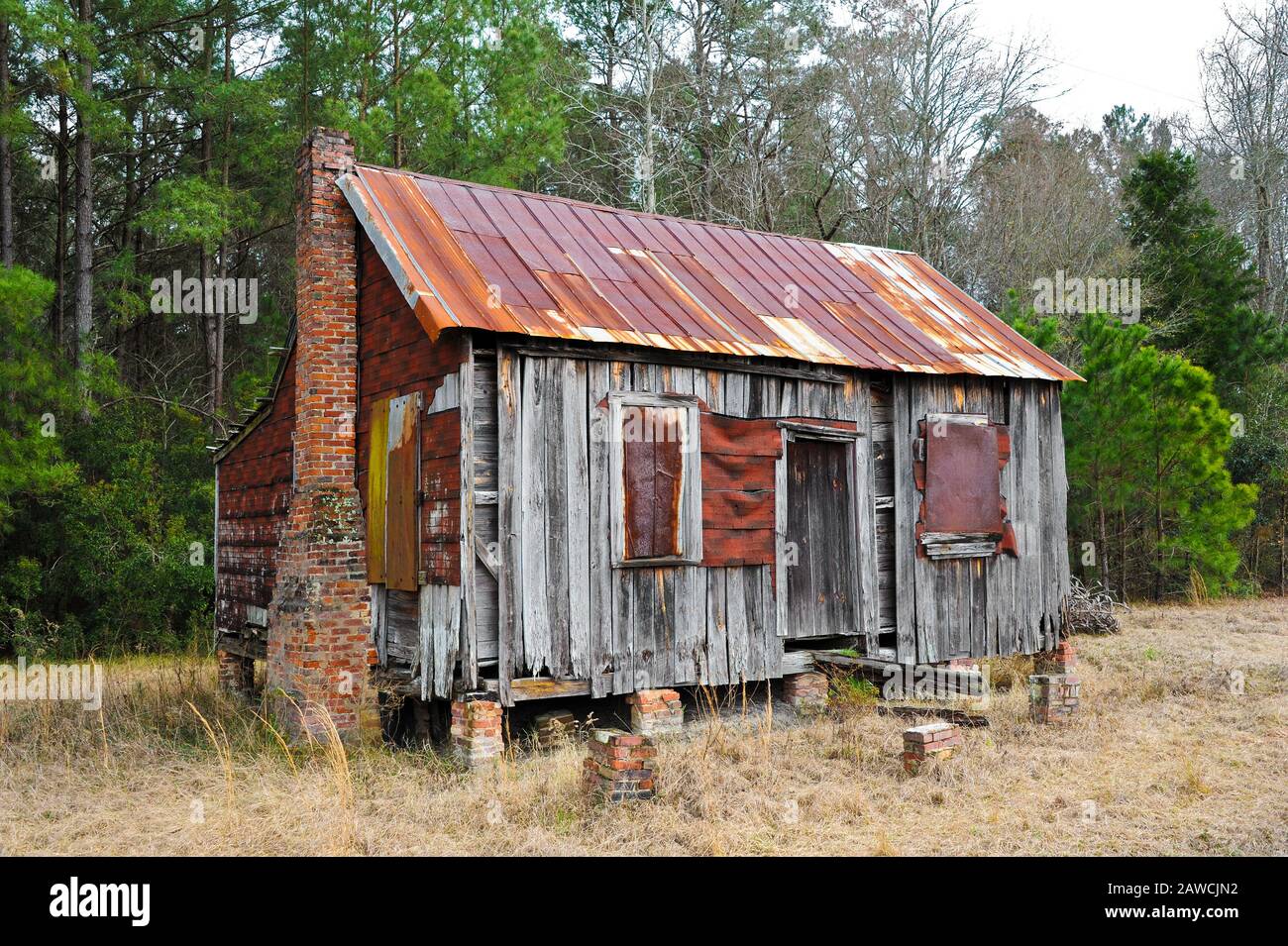 An Abandoned Run Down Farmhouse in Rural Country SIde Stock Photo Alamy