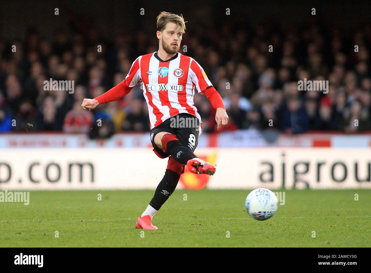 London, UK. 08th Feb, 2020. Mathias Jensen of Brentford in action. EFL Skybet championship match, Brentford v Middlesbrough at Griffin Park stadium in London on Saturday 8th February 2020. this image may only be used for Editorial purposes. Editorial use only, license required for commercial use. No use in betting, games or a single club/league/player publications. pic by Steffan Bowen/Andrew Orchard sports photography/Alamy Live news Credit: Andrew Orchard sports photography/Alamy Live News Stock Photo