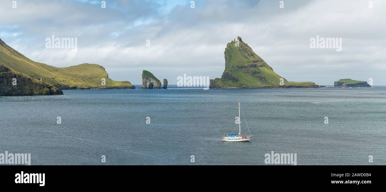 Drangarnir and Tindholmur islands in Vagar panoramic view 21:9, Faroe ...