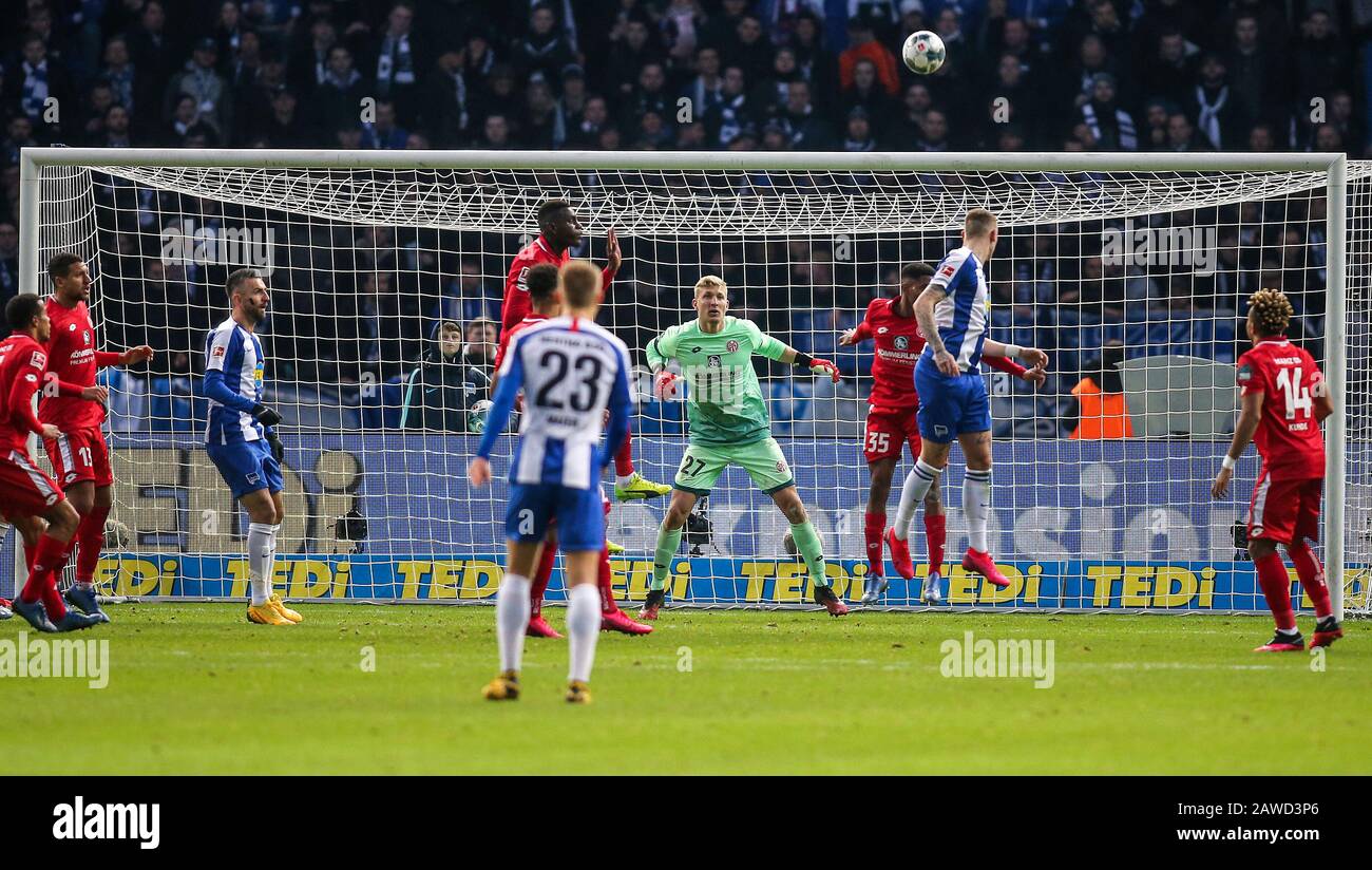 Berlin, Germany. 08th Feb, 2020. Football: Bundesliga, Hertha BSC - FSV Mainz 05, 21st matchday, Olympic Stadium. After a corner kick, the own goal is scored by Jeffrey Bruma (l) from Mainz 05 for 1:2. Credit: Andreas Gora/dpa - IMPORTANT NOTE: In accordance with the regulations of the DFL Deutsche Fußball Liga and the DFB Deutscher Fußball-Bund, it is prohibited to exploit or have exploited in the stadium and/or from the game taken photographs in the form of sequence images and/or video-like photo series./dpa/Alamy Live News Stock Photo