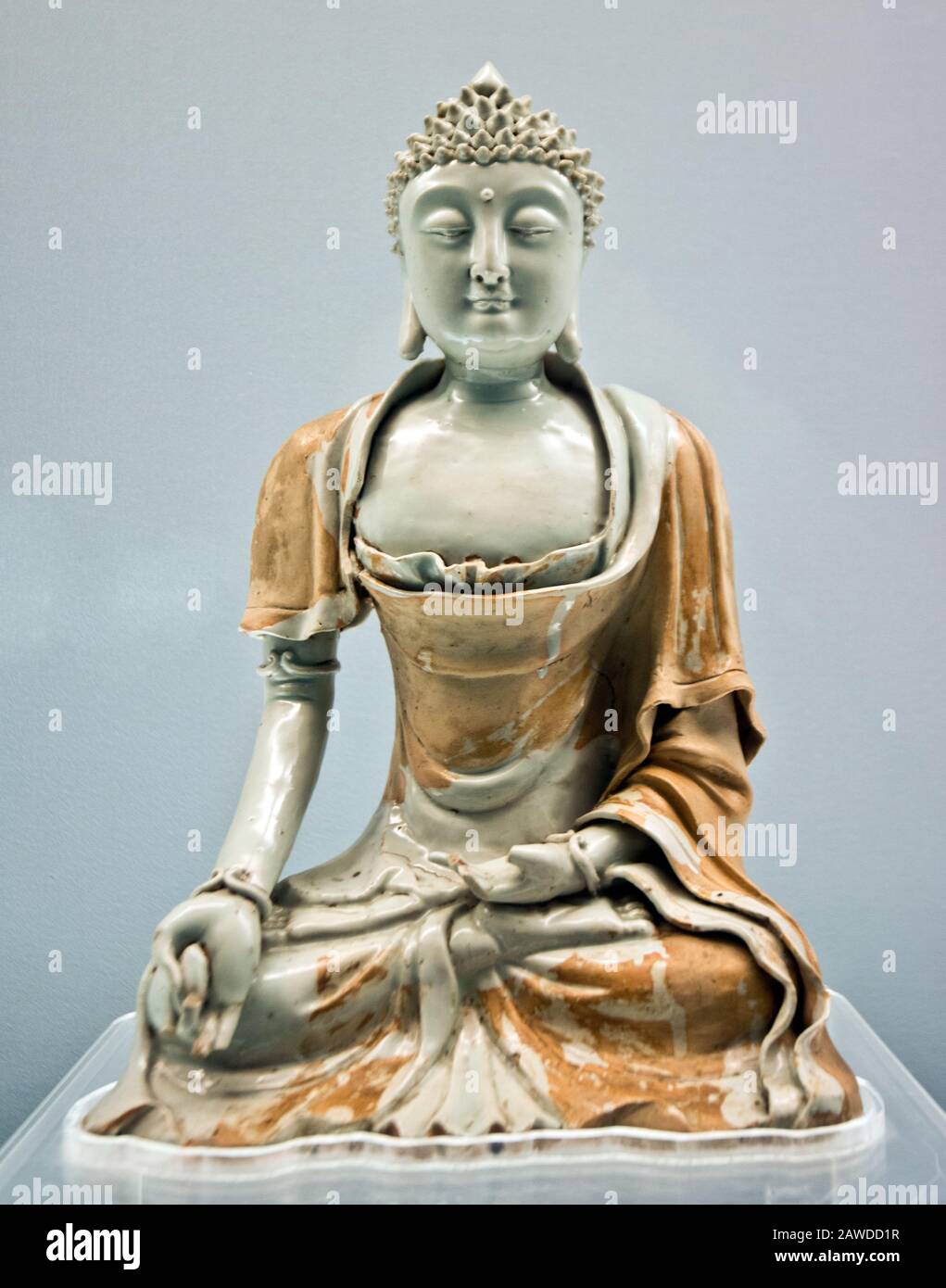 Chinese porcelain: Glazed Buddah Statue, Jingdezhen Ware, Yuan Dynasty (AD 1271 - 1368). Shanghai Museum, China Stock Photo