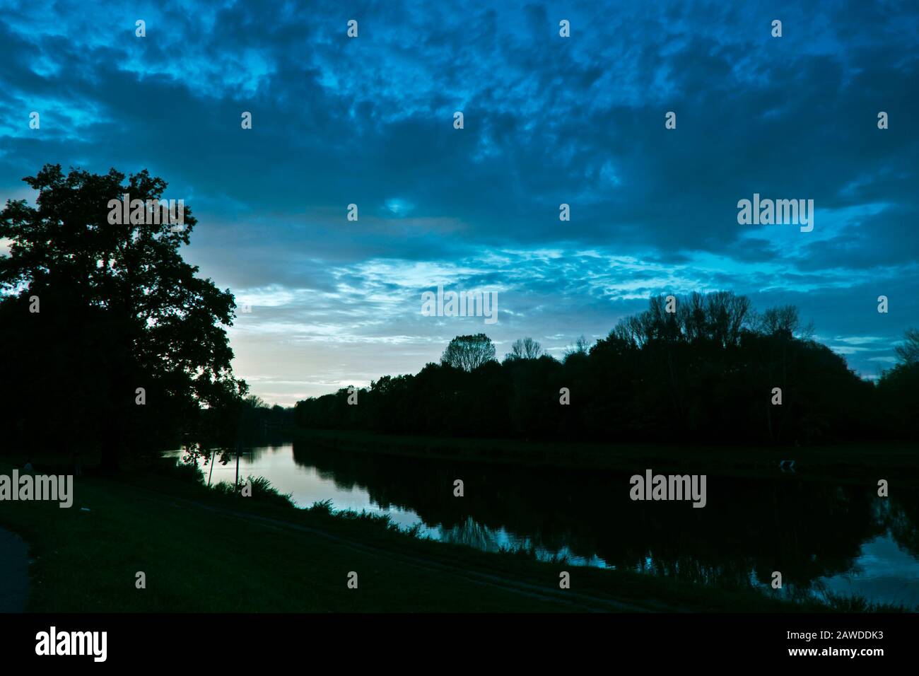 Evening sky trees hi-res stock photography and images - Alamy