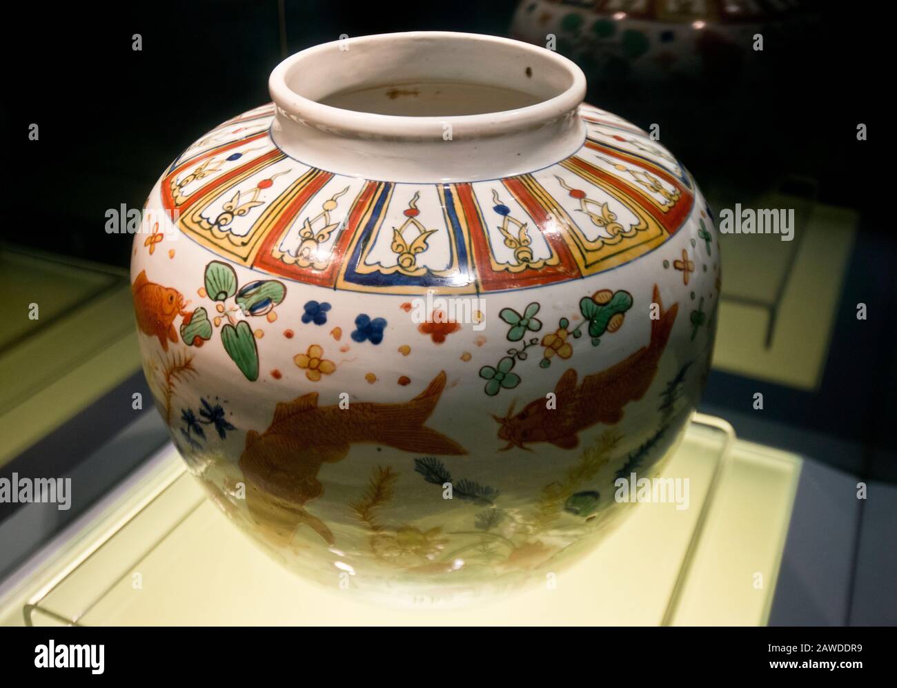Chinese porcelain Jar with Wucai design of fish and algae Jingdezhen