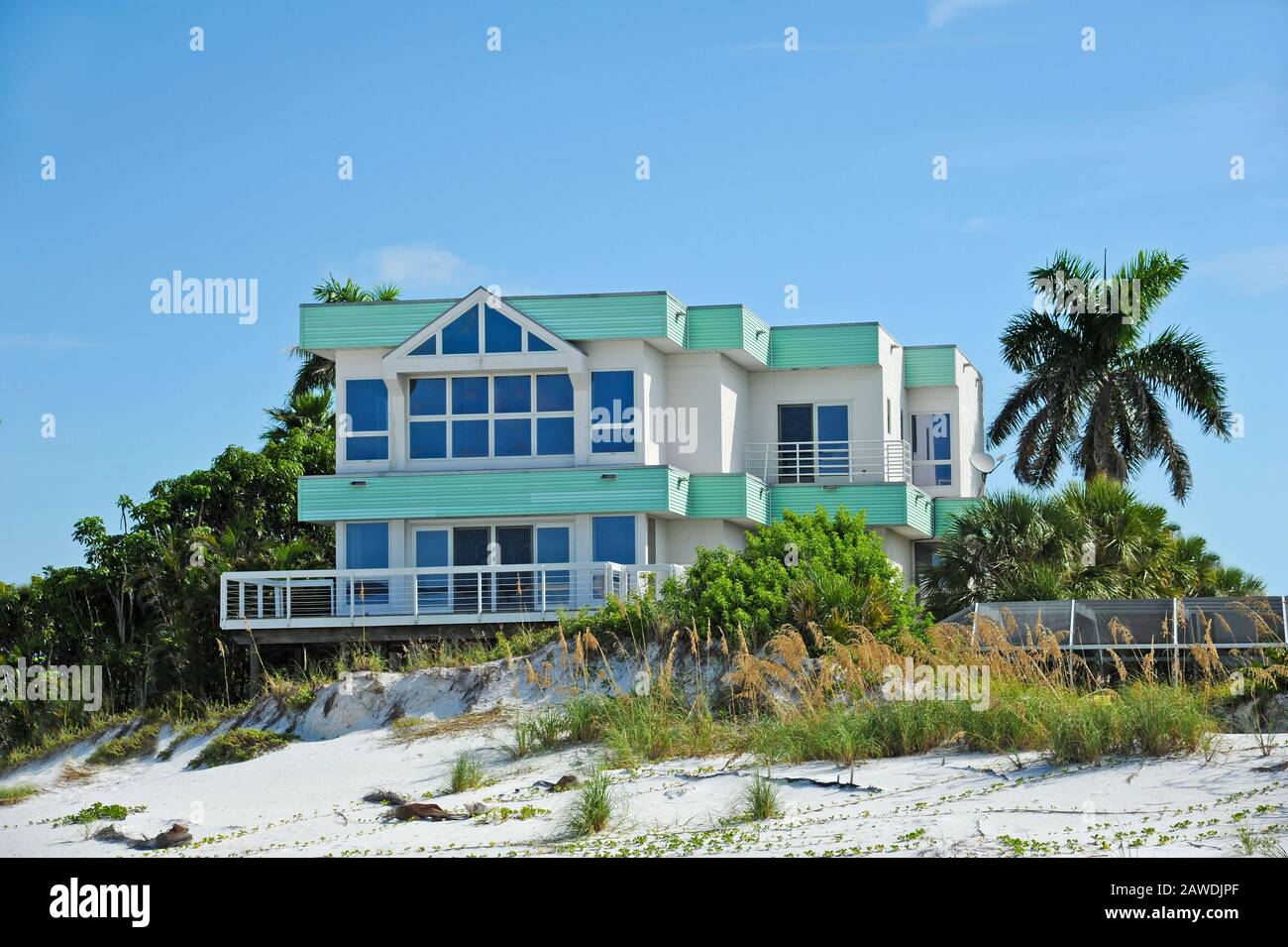 Large Beach House for Sale or Rent Stock Photo Alamy