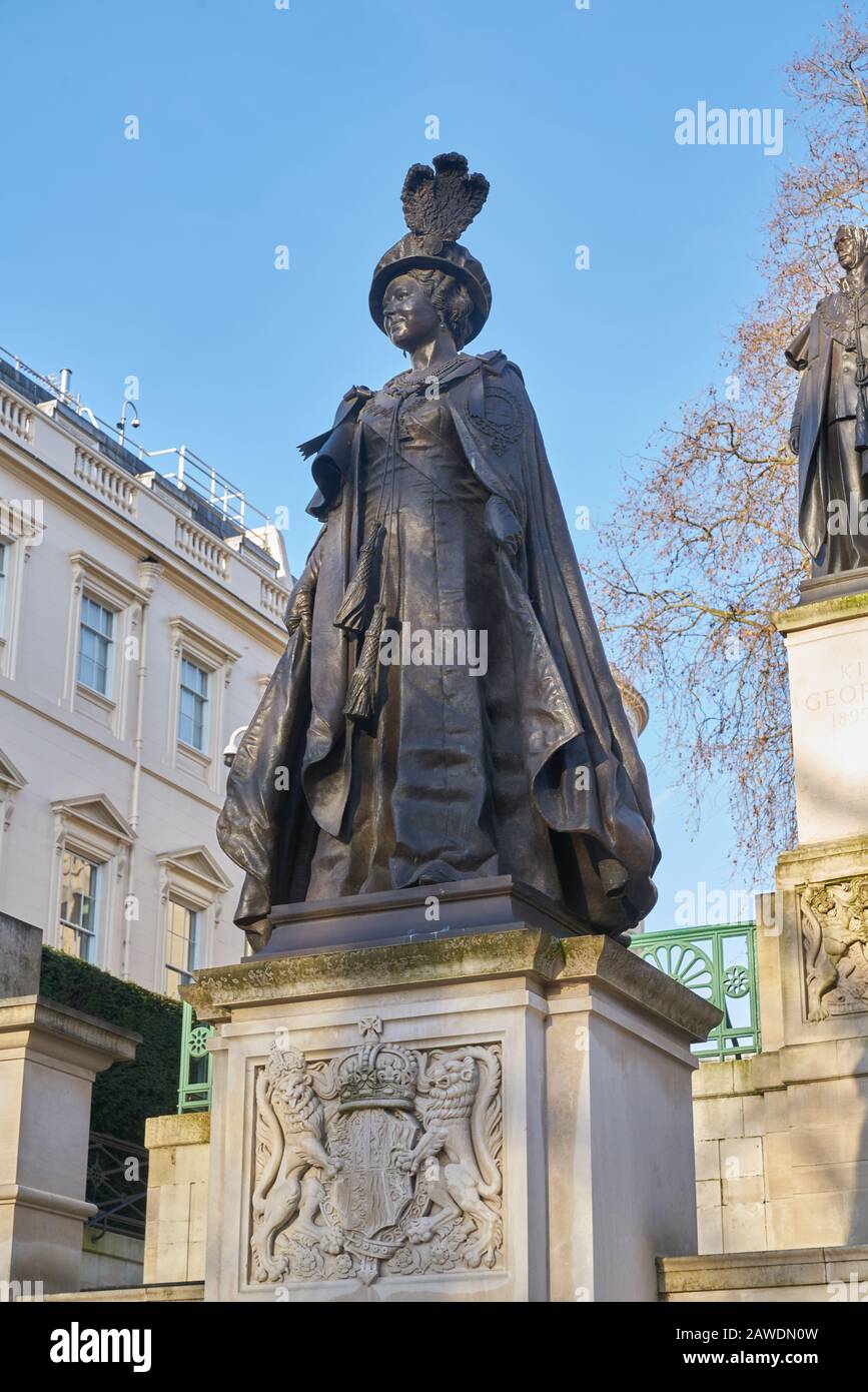 Queen mother statue the mall hires stock photography and images Alamy