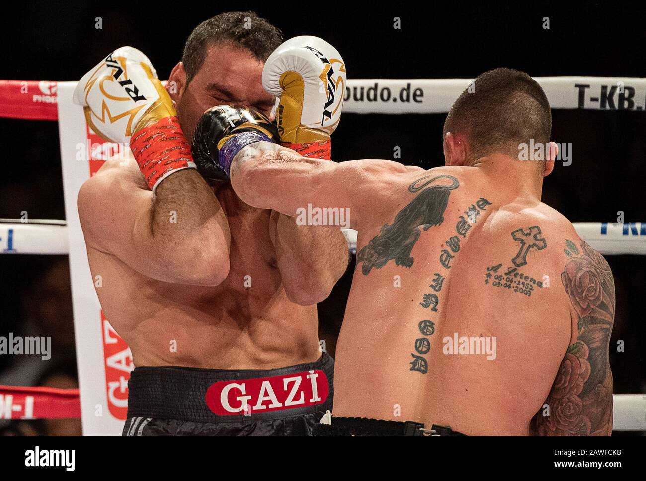 Göppingen, Germany. 08 February 2020, Baden-Wuerttemberg, Göppingen: Boxing, professionals: IBO World Championship, Cruiserweight, Arslan (Germany) - Lerena (South Africa) in the EWS Arena. Kevin Lerena (front) from South Africa fights against Firat Arslan from Germany. Photo: Sebastian Gollnow/dpa Credit: dpa picture alliance/Alamy Live News Stock Photo