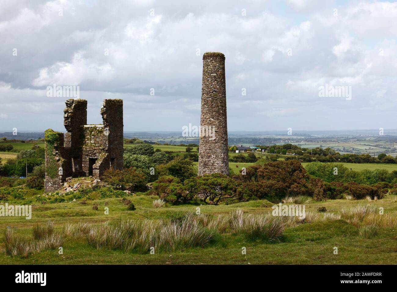 Ruins of Wheal Jenkin tin mine and chimney , near Minions , Bodmin Moor , Cornwall , England Stock Photo