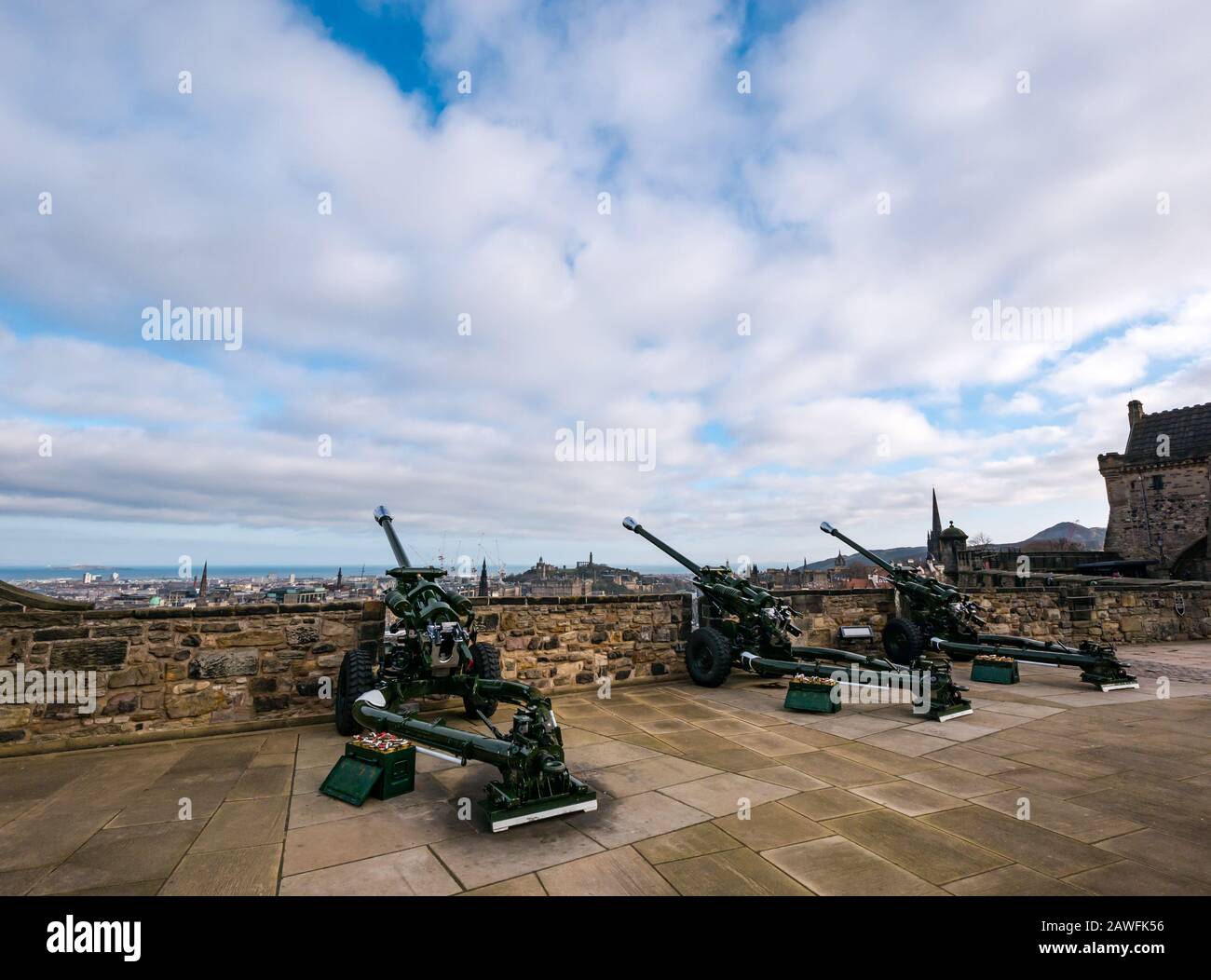 L118 light artillery field guns overlooking city centre, Mills Mount, Edinburgh Castle, Scotland, UK Stock Photo