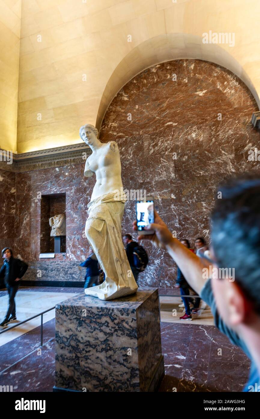 Statue of woman in louvre museum paris hi-res stock photography and ...