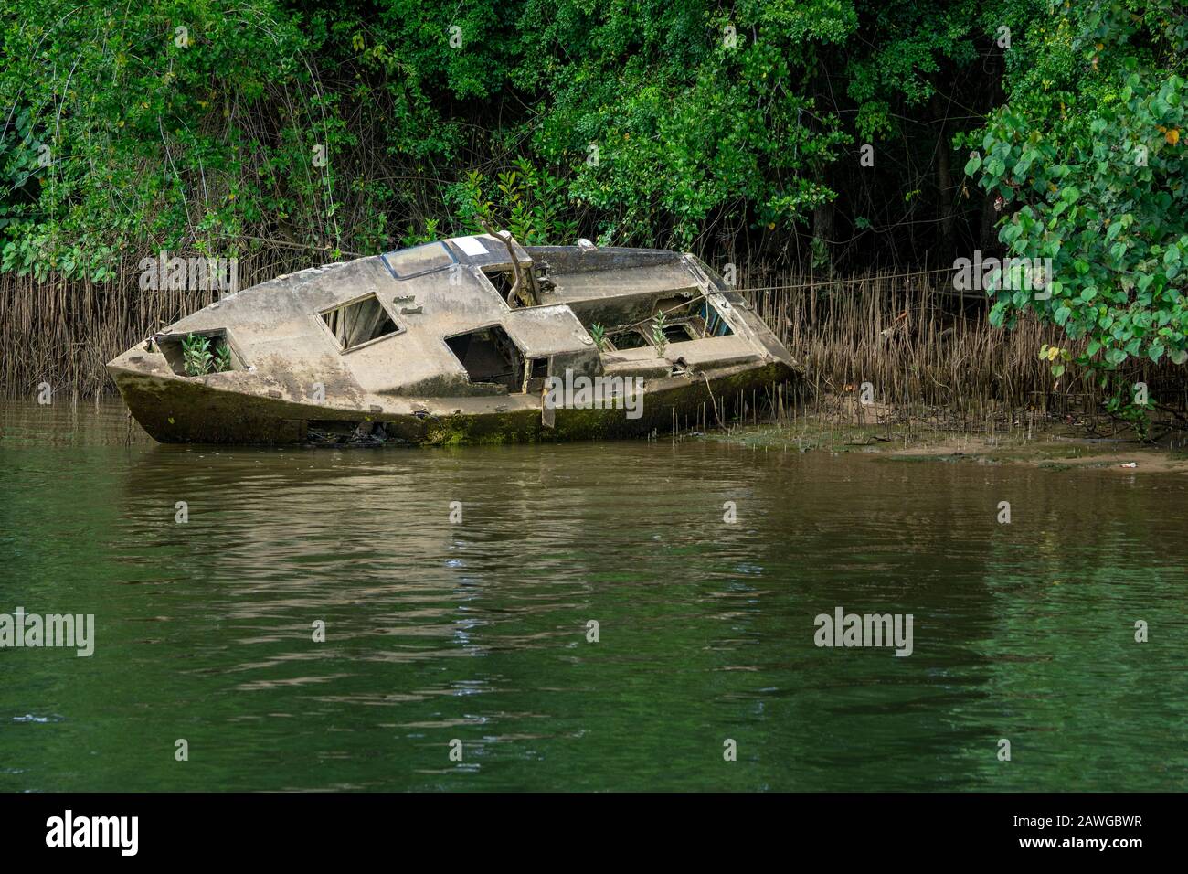 Sunken river boat hires stock photography and images Alamy