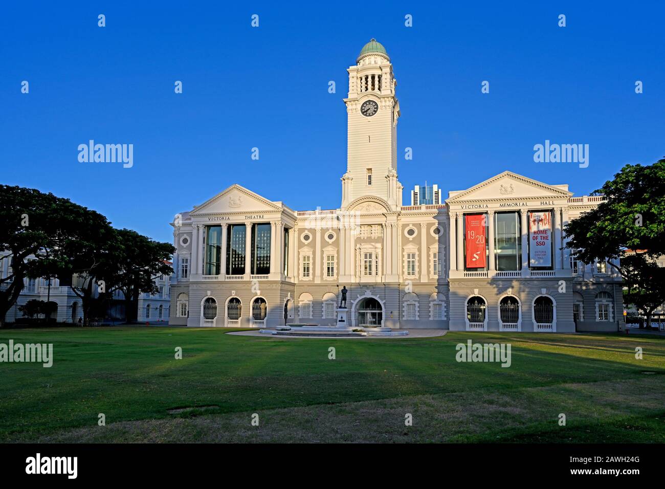 singapore, singapore - 2020.01.24: victoria theatre and concert hall and victoria memorial hall  building in civic district, statue of sir thomas stam Stock Photo