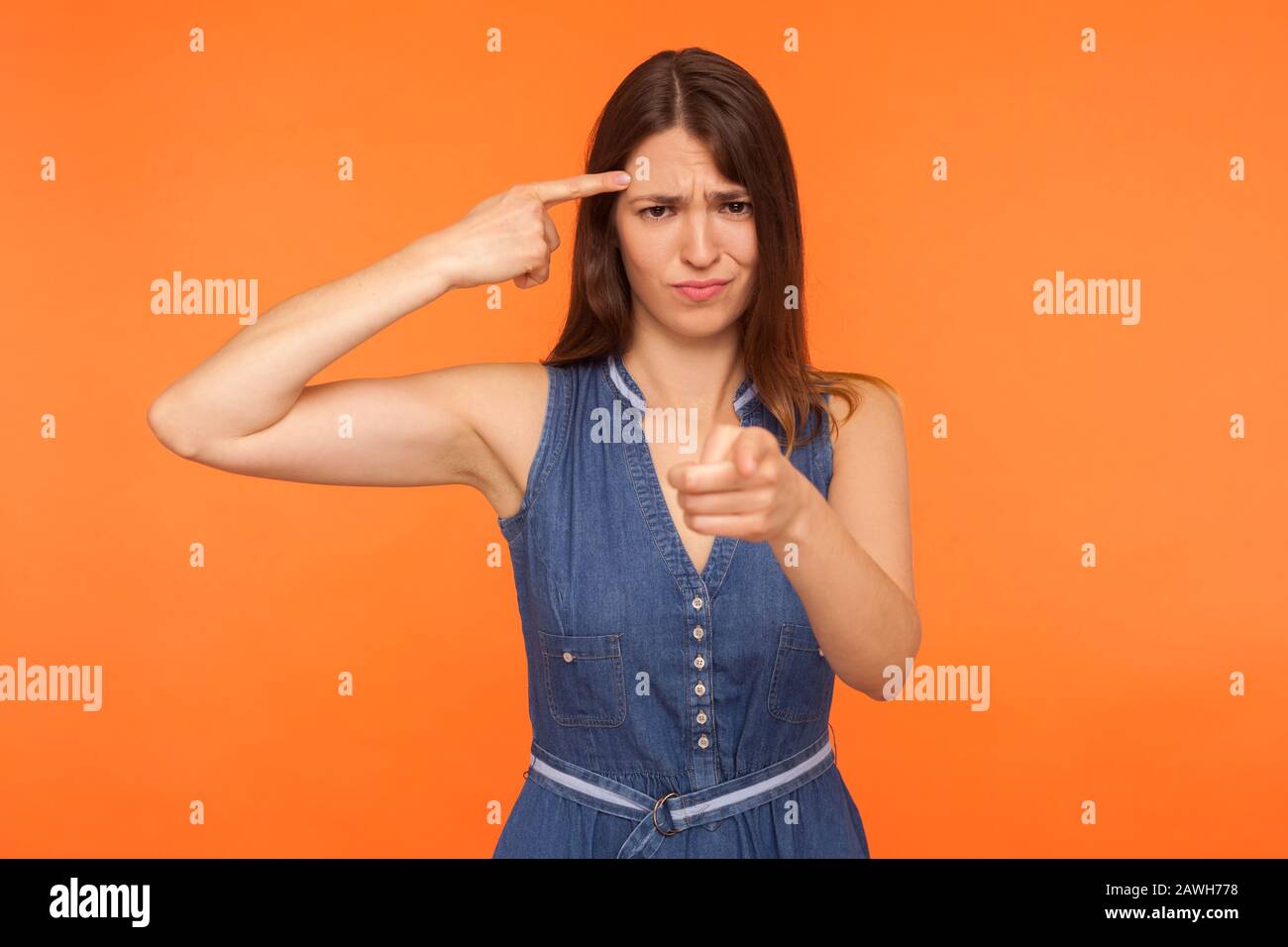 девушки с рукой возле головы. мария эриль. жест глупый. жест глупый. бесполезный и глупый жест.