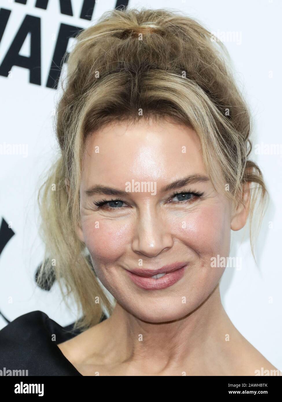 Santa Monica, United States. 08th Feb, 2020. SANTA MONICA, LOS ANGELES, CALIFORNIA, USA - FEBRUARY 08: Actress Renee Zellweger poses in the press room with the Best Female Lead award for 'Judy' at the 2020 Film Independent Spirit Awards held at the Santa Monica Beach on February 8, 2020 in Santa Monica, Los Angeles, California, United States. (Photo by Xavier Collin/Image Press Agency) Credit: Image Press Agency/Alamy Live News Stock Photo
