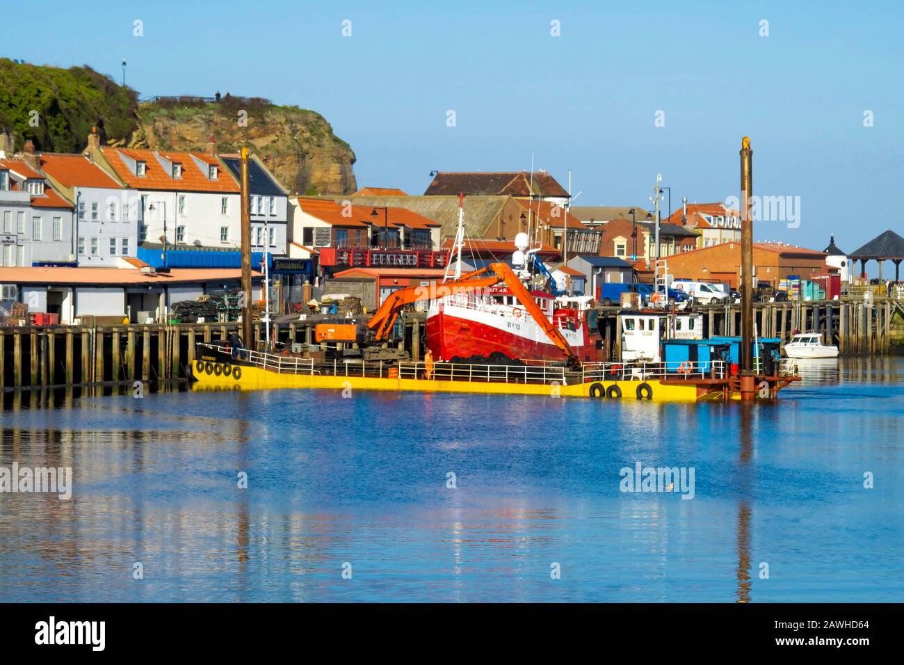 Excavation port maintenance dredger Sandsend manoeuvring to depart