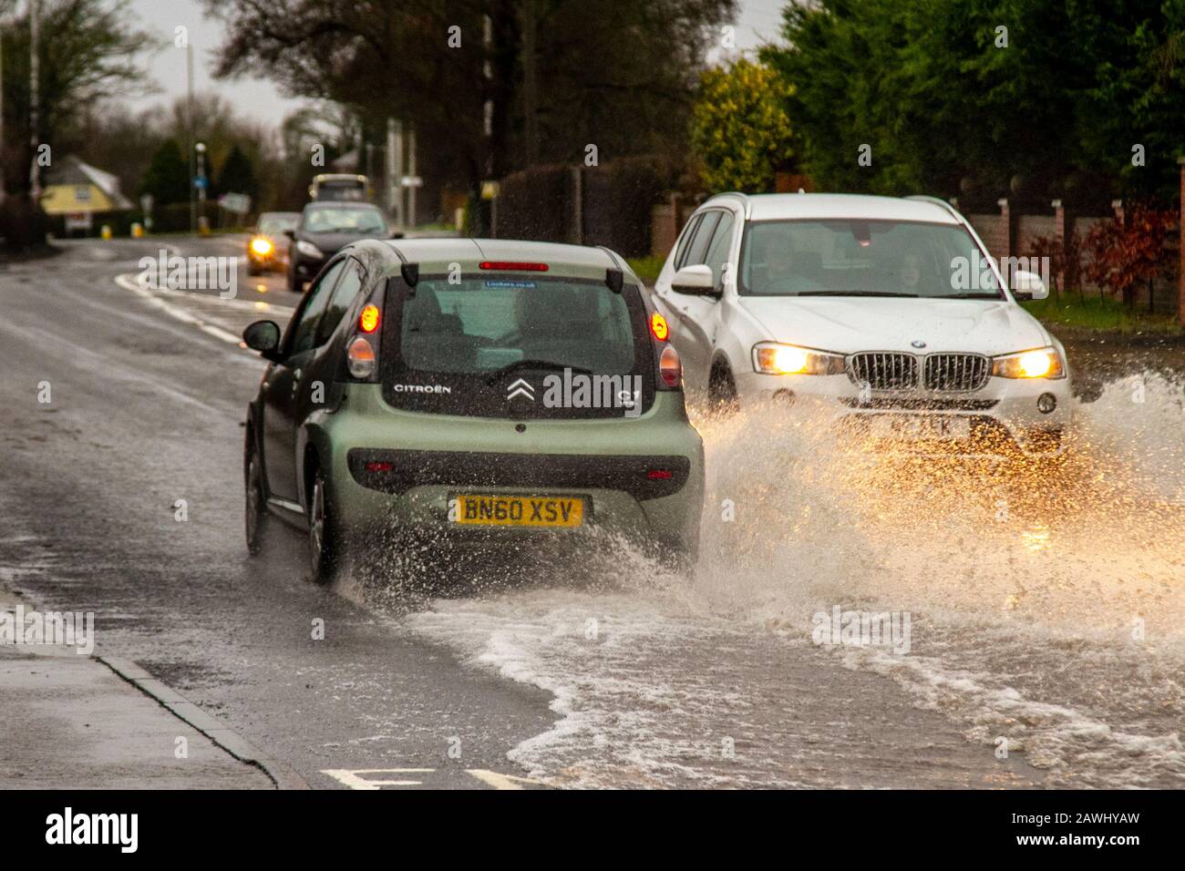 Motorists drive through flood water hires stock photography and images Alamy
