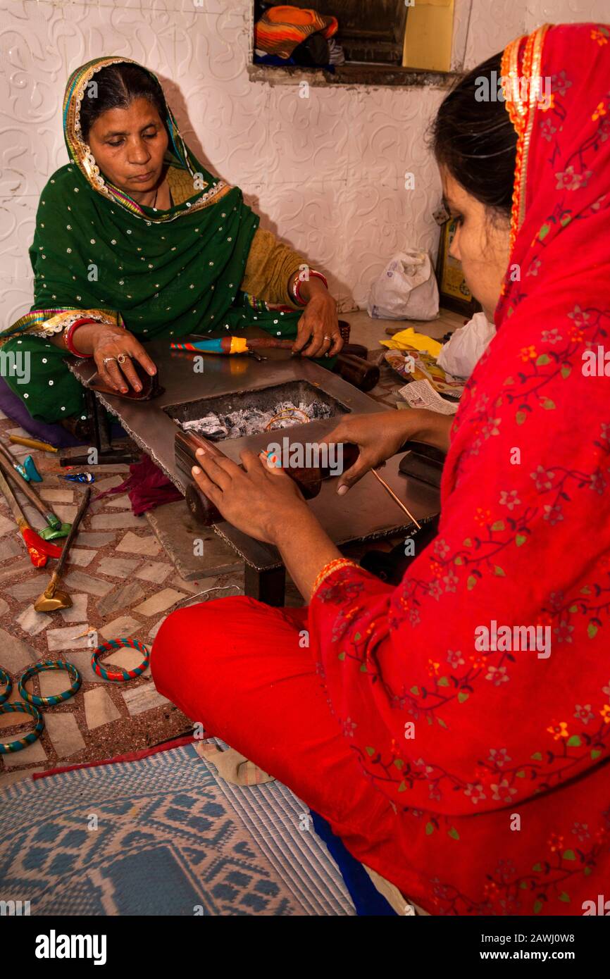 India, Rajasthan, Shekhawati, Nawalgarh, mother and daughter making traditional lac bangles by hand Stock Photo