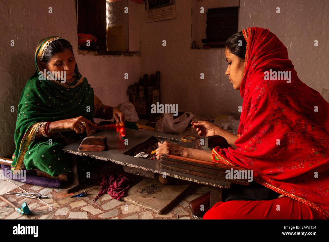India, Rajasthan, Shekhawati, Nawalgarh, mother and daughter making traditional lac bangles by hand Stock Photo