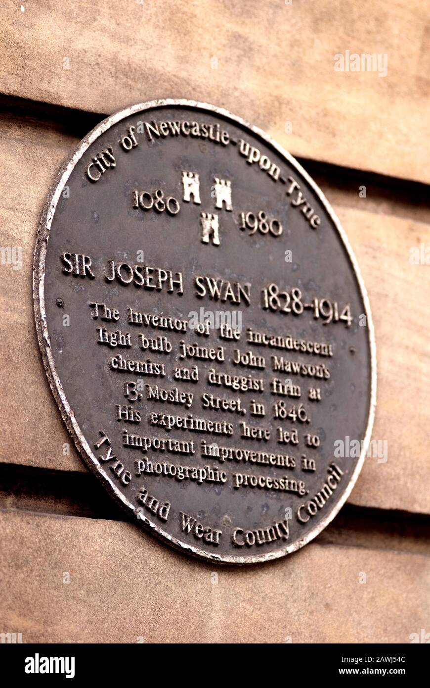 Blue plaque commemorating the achievments of inventor Sir Joseph Swan Stock Photo
