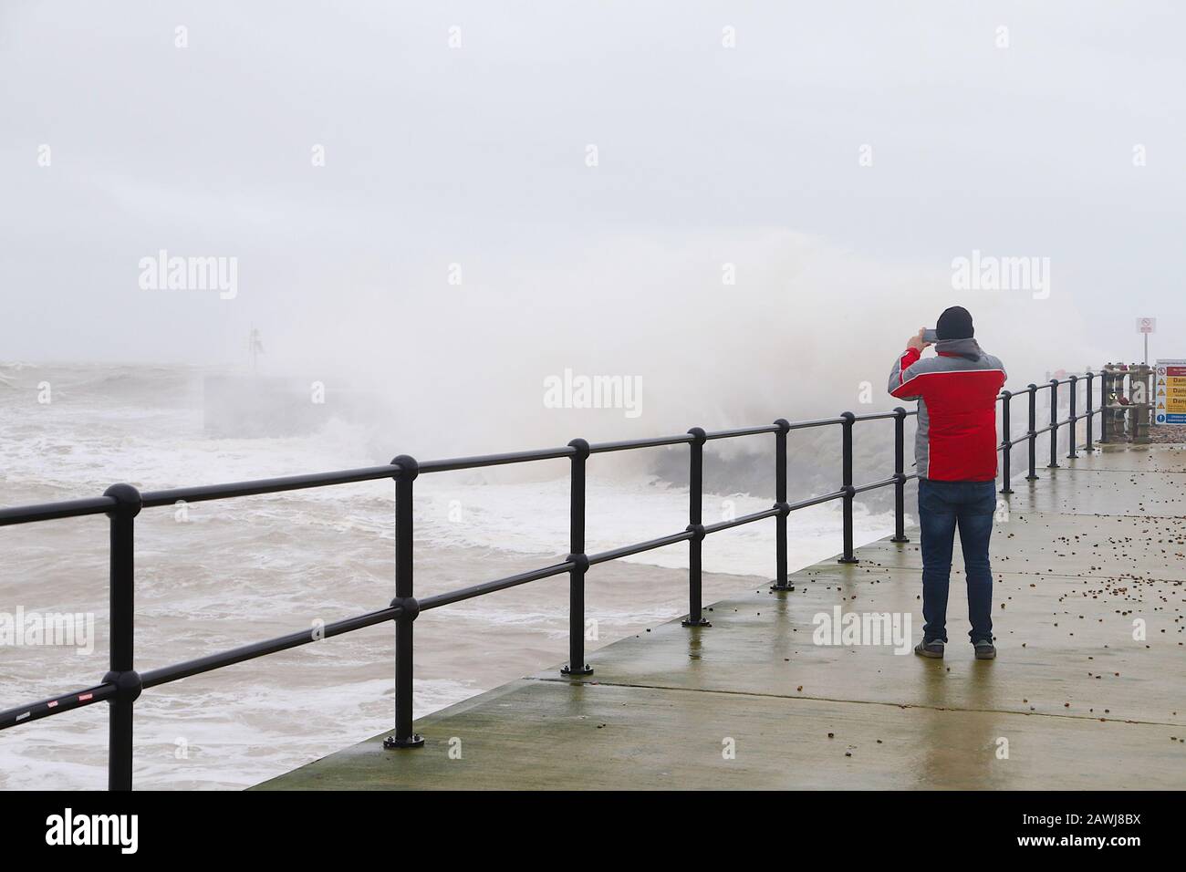 Hastings, East Sussex, UK. 09 Feb, 2020. UK Weather: The Met office has issued an amber warning for wind in the South with predicted winds of 75mph as Gale force winds and rain hit the South East coast in Hastings, East Sussex. ©Paul Lawrenson 2019, Photo Credit: Paul Lawrenson/Alamy Live News Stock Photo